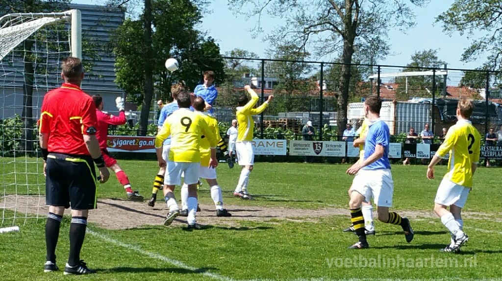 Geel-Wit - Schoten - Voetbal in Haarlem