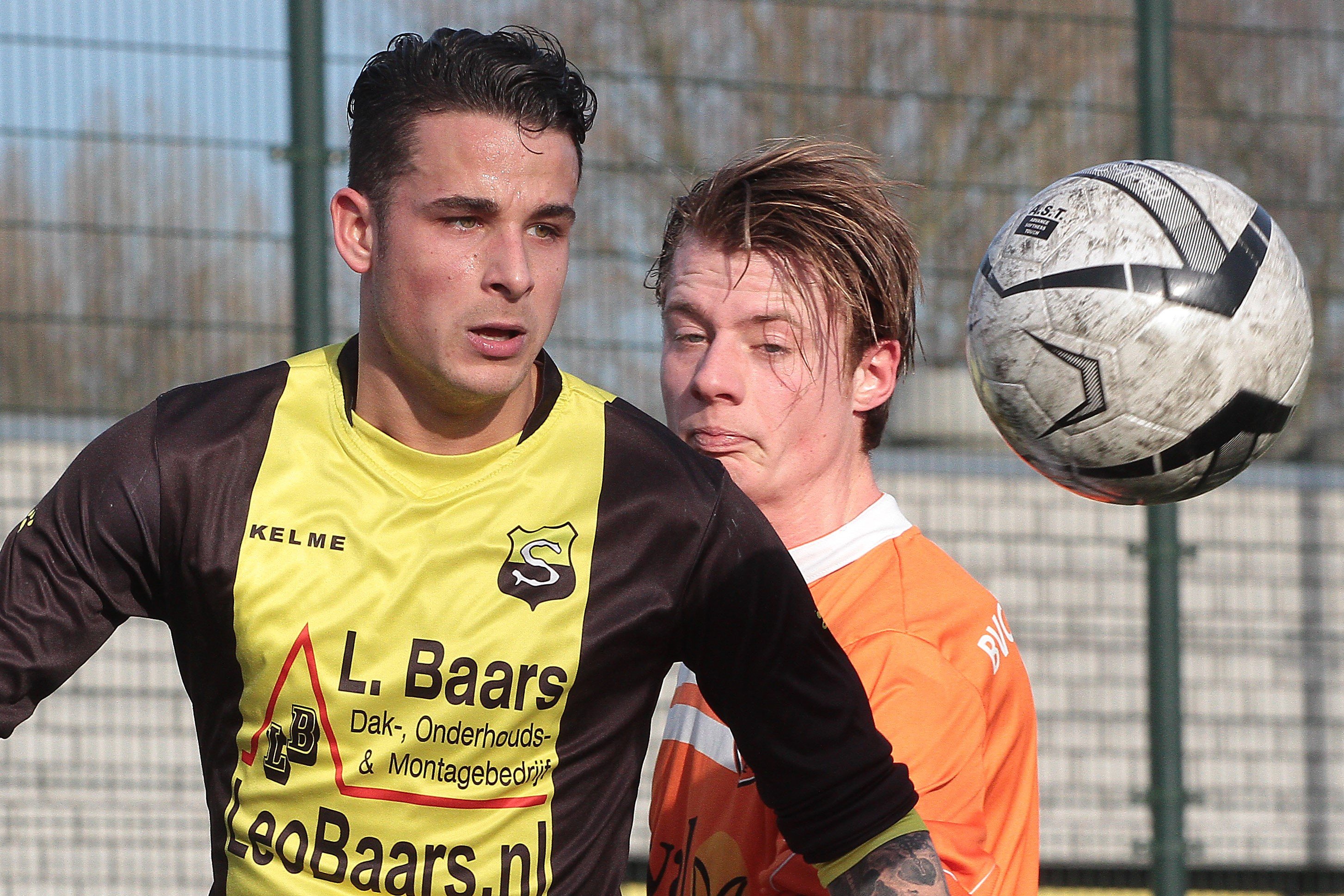 Speelman-Schoten-Voetbal-in-Haarlem
