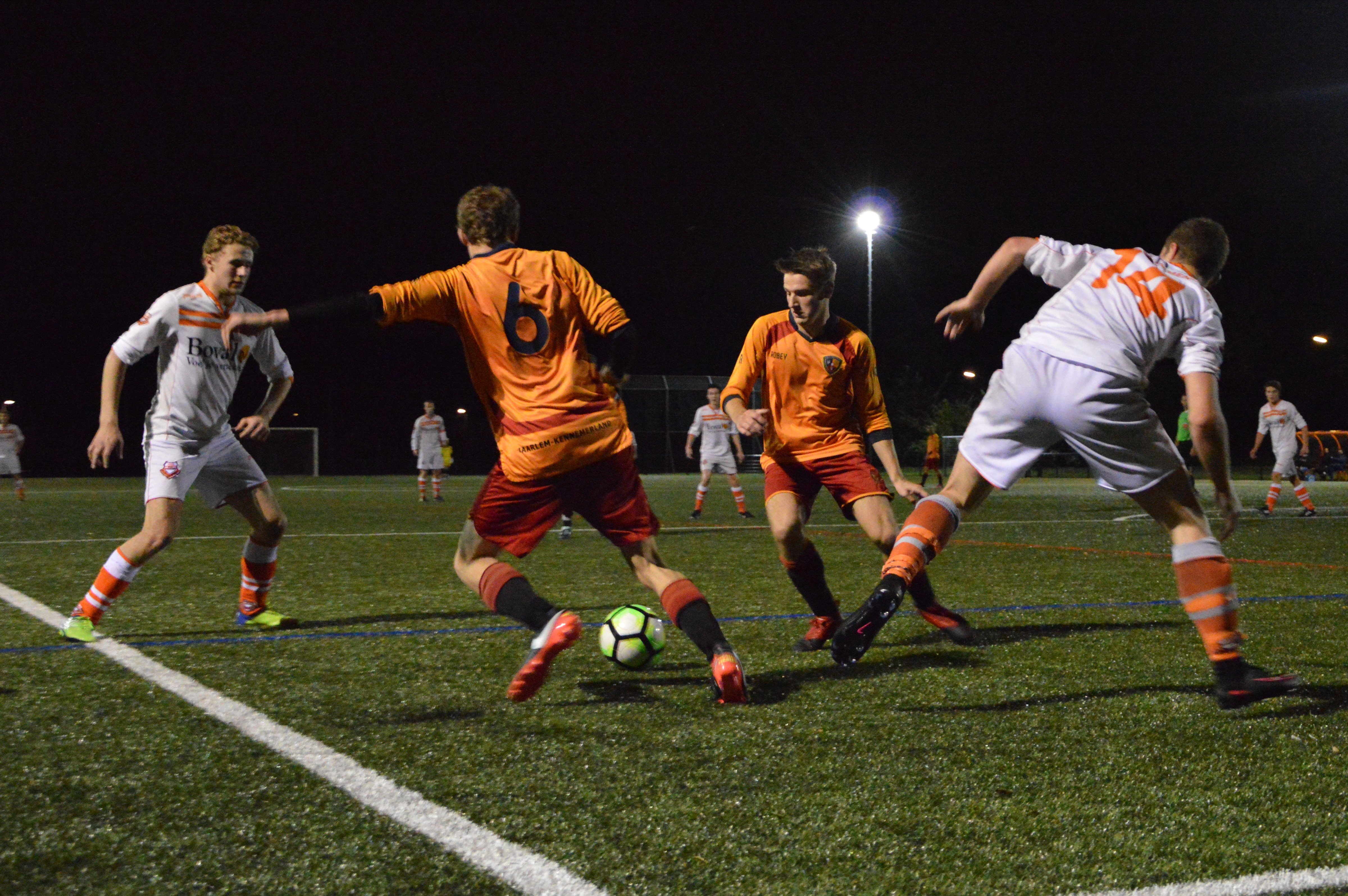 Bloemendaal-Haarlem-Kennemerland-O23-Voetbal-in-Haarlem
