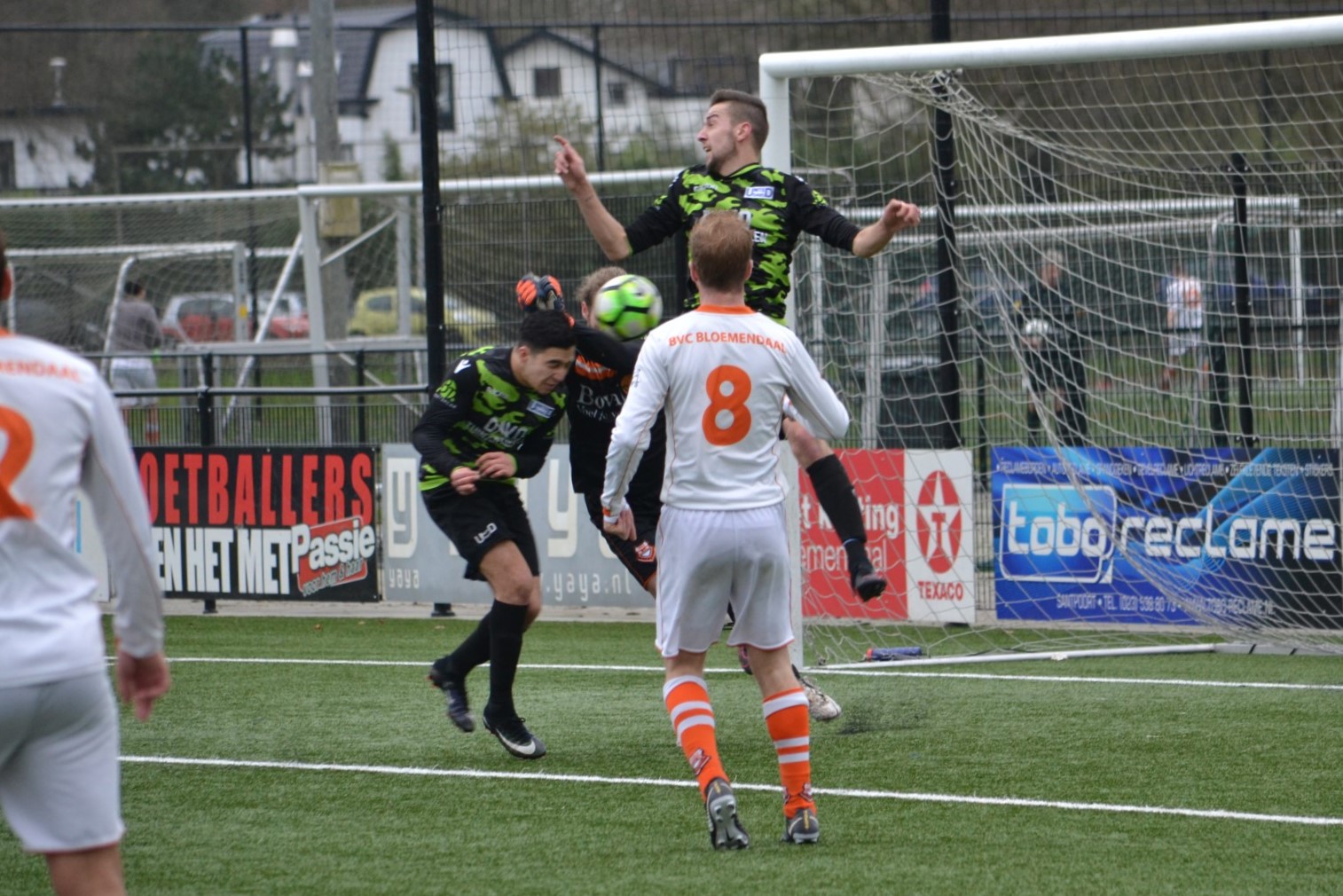 Bloemendaal-UnitedDAVO-Voetbal-in-Haarlem