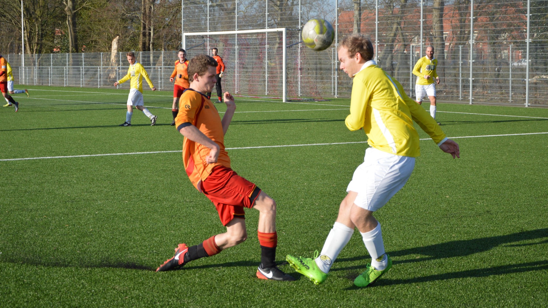 Haarlem-Kennemerland-Geel-Wit-Voetbal-in-Haarlem
