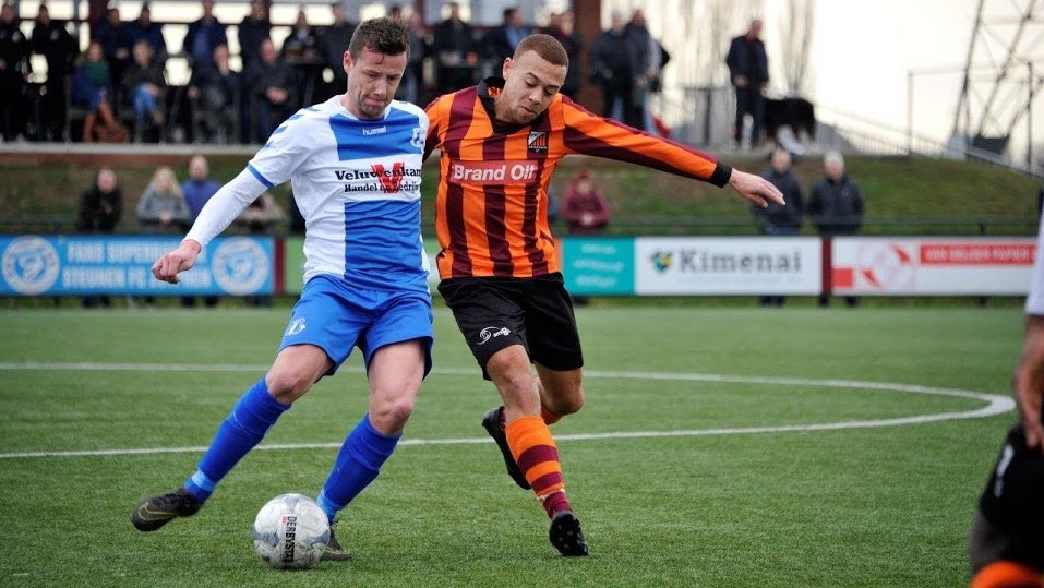 Daniel-Opoku-Voetbal-in-Haarlem