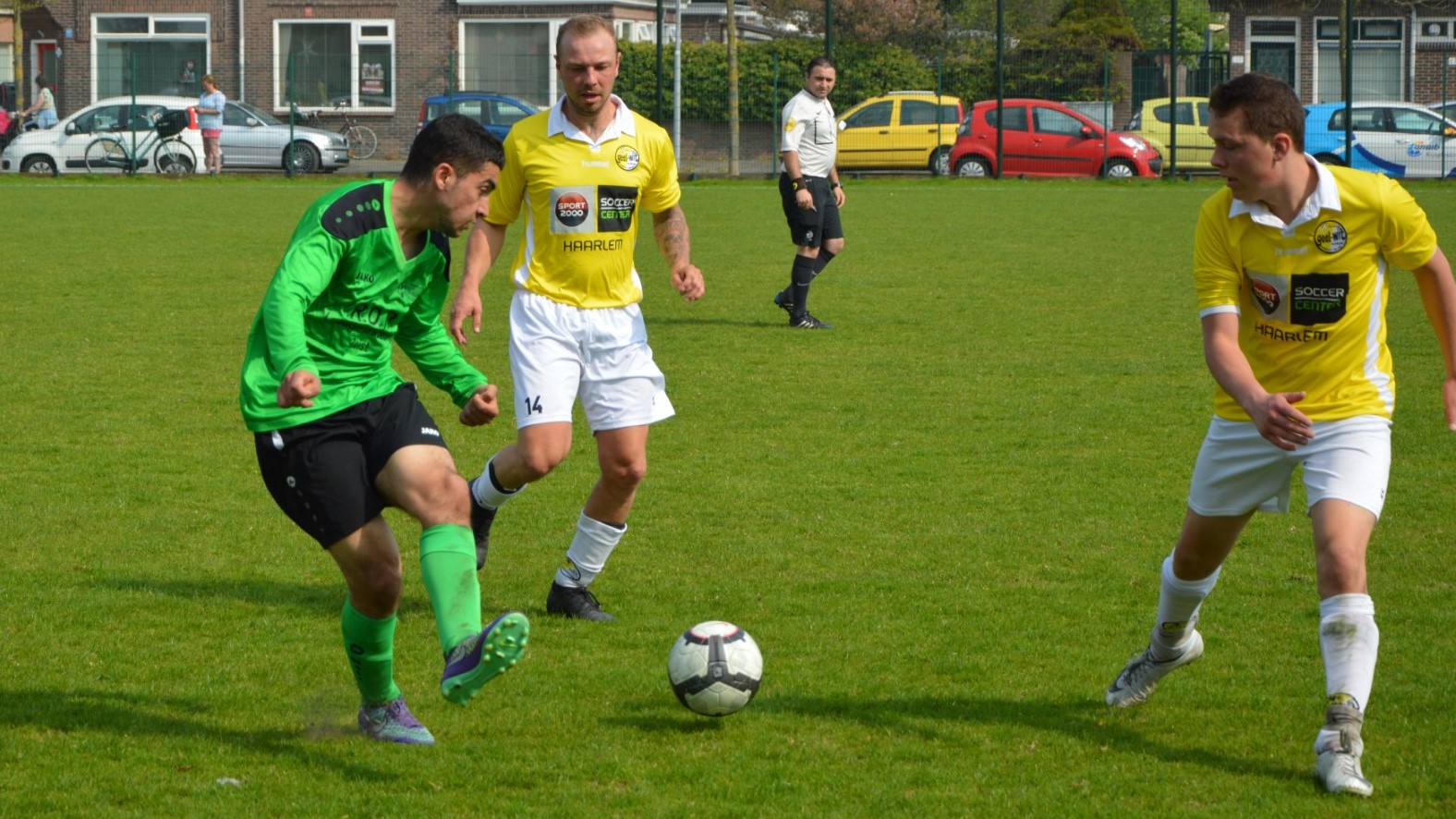 Geel-Wit-Kismet-Voetbal-in-Haarlem (4)