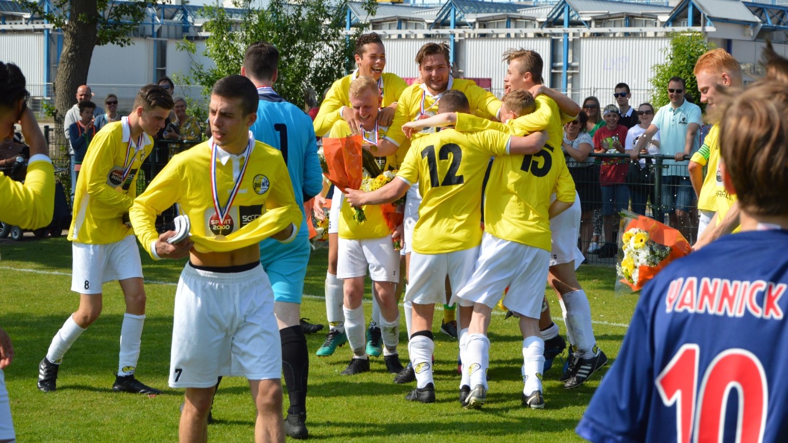 Geel-Wit-Nieuw-Sloten-Voetbal-in-Haarlem (6)
