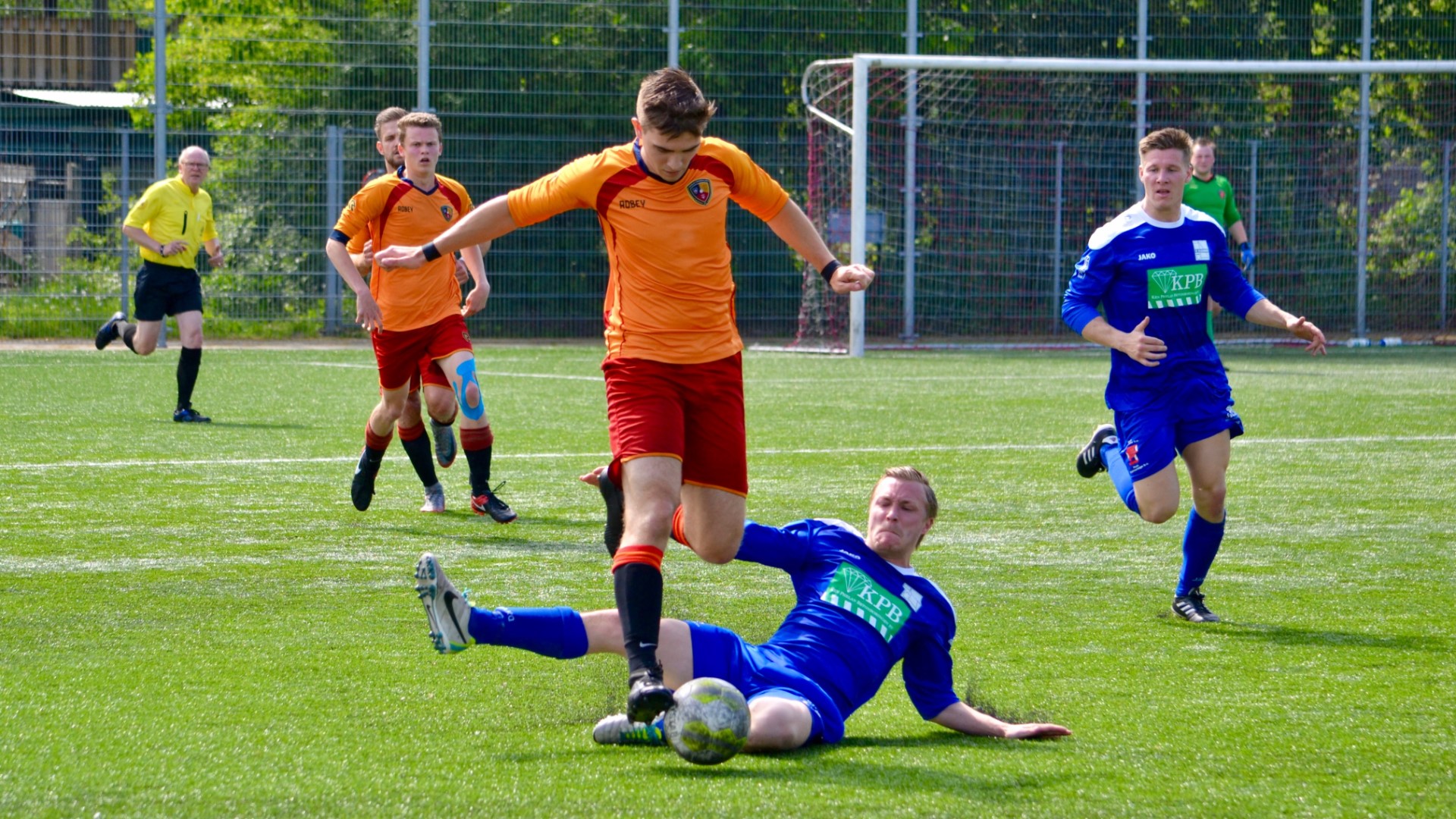Haarlem-Kennemerland-Velsenoord-Voetbal-in-Haarlem (2)