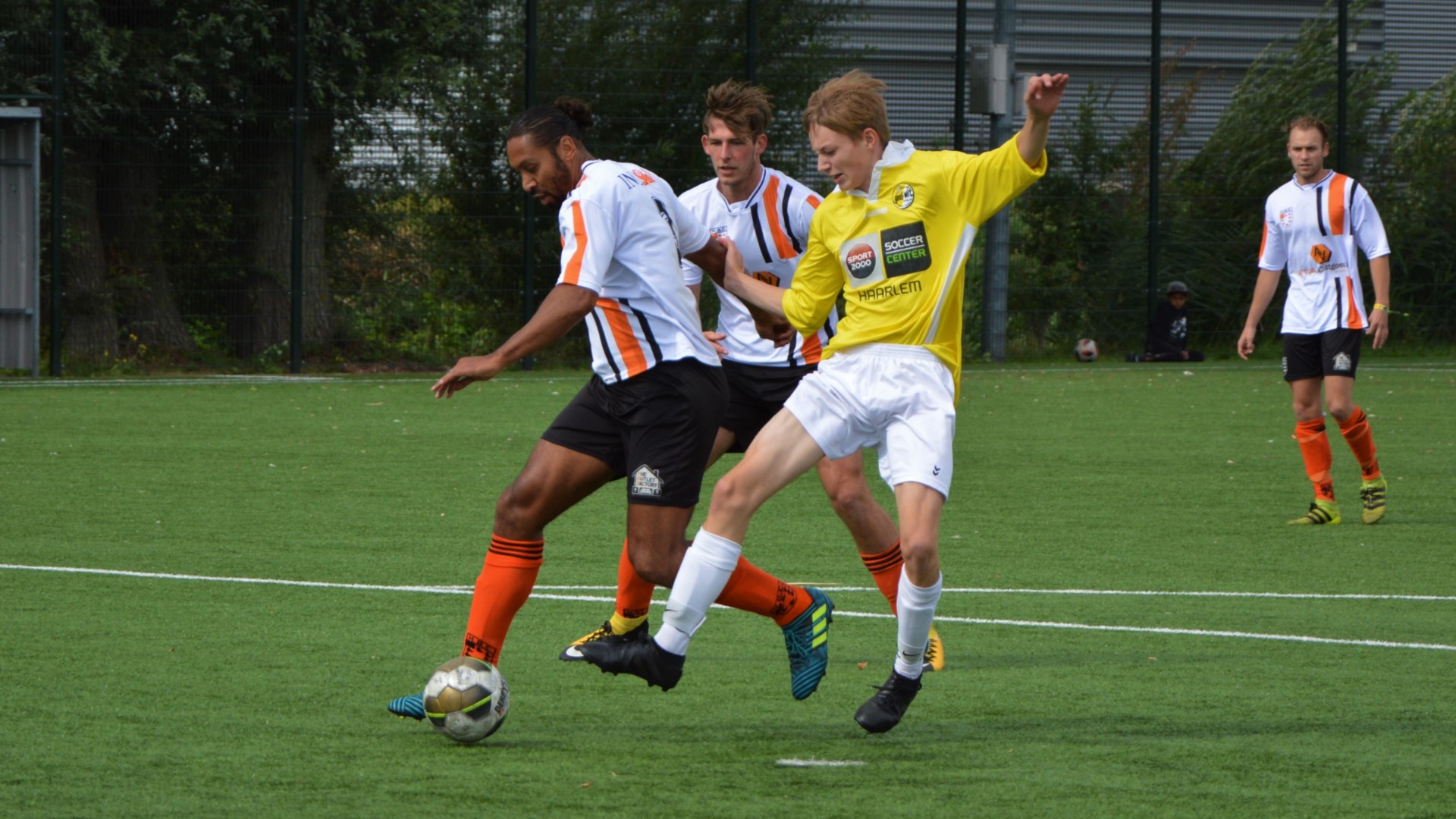 Geel-Wit-HBC-MidWest-Cup-Voetbal-in-Haarlem (27)