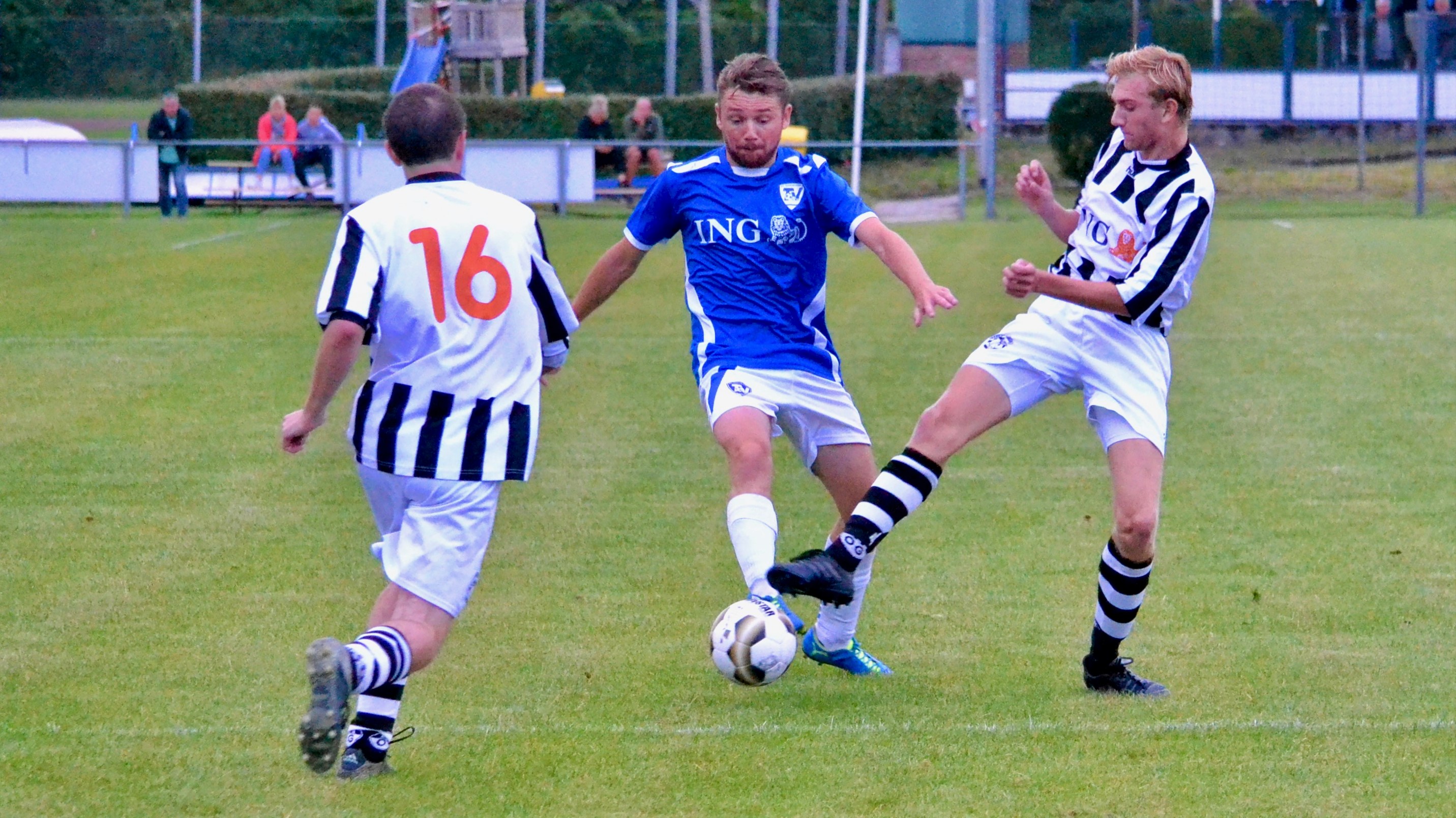 Terrasvogels-Onze-Gezellen-Voetbal-in-Haarlem