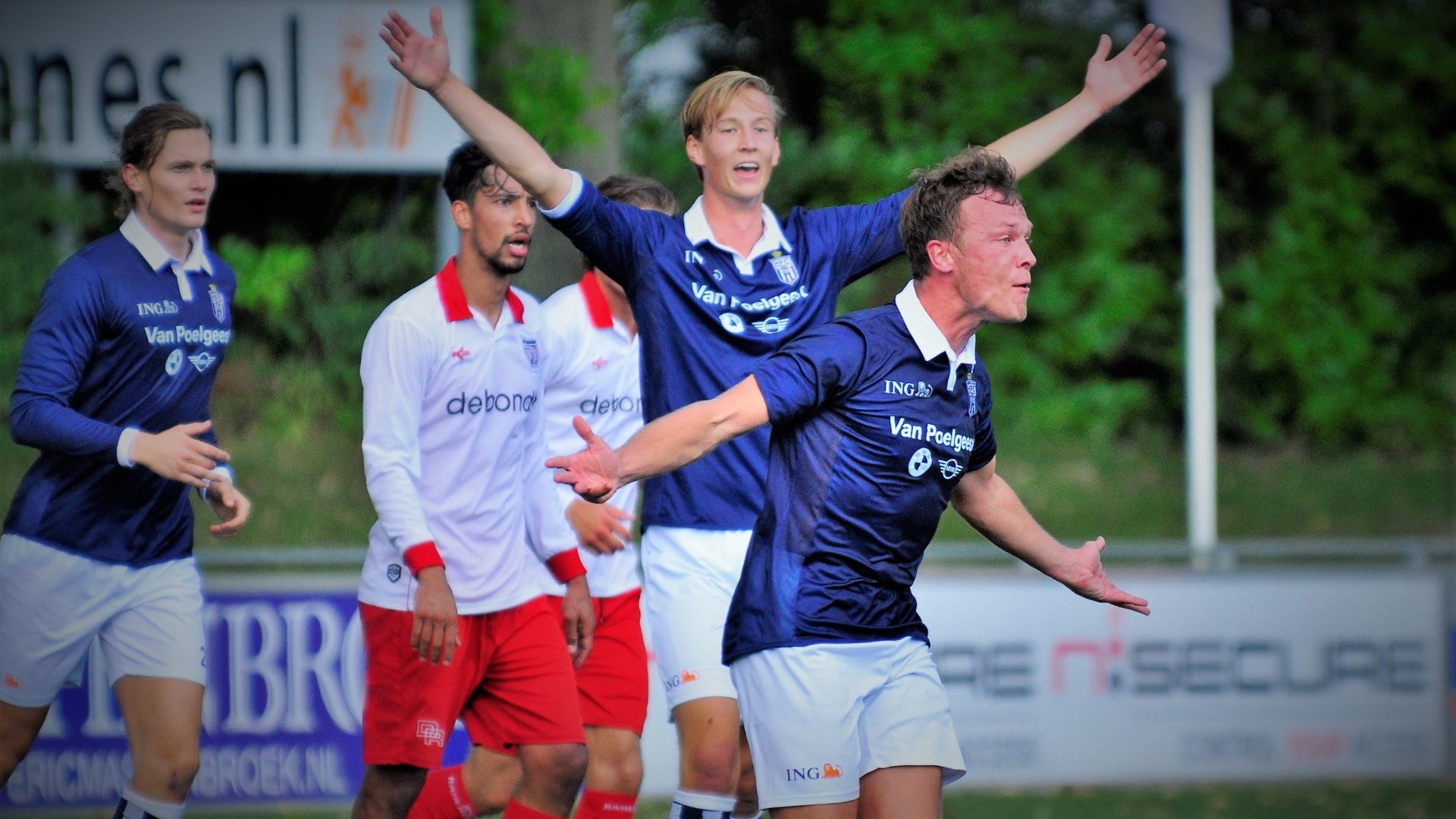 Barendrecht-Koninklijke-HFC-Voetbal-in-Haarlem (6)