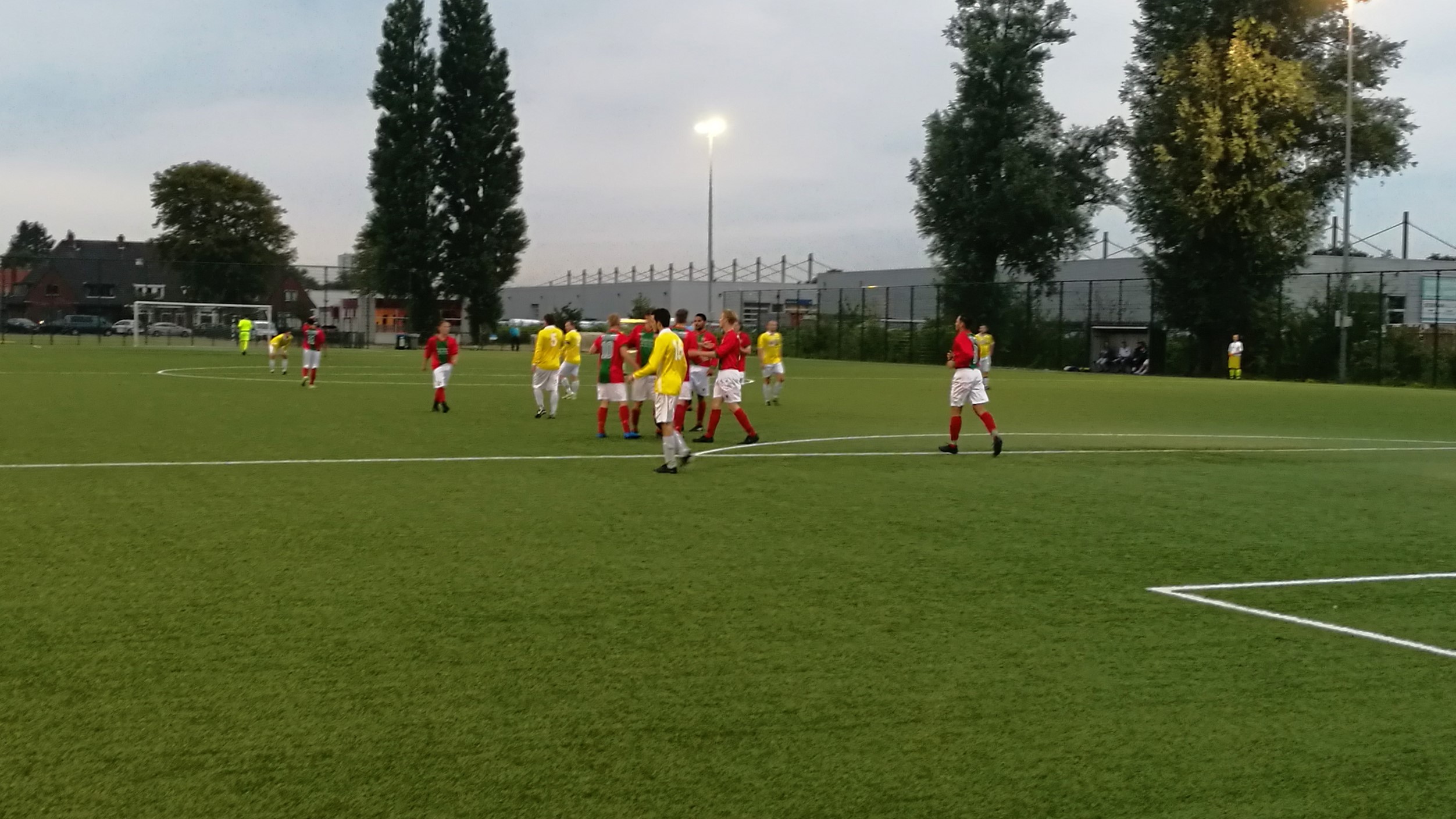 Geel-Wit-DSS-MidWest-Cup-Voetbal-in-Haarlem