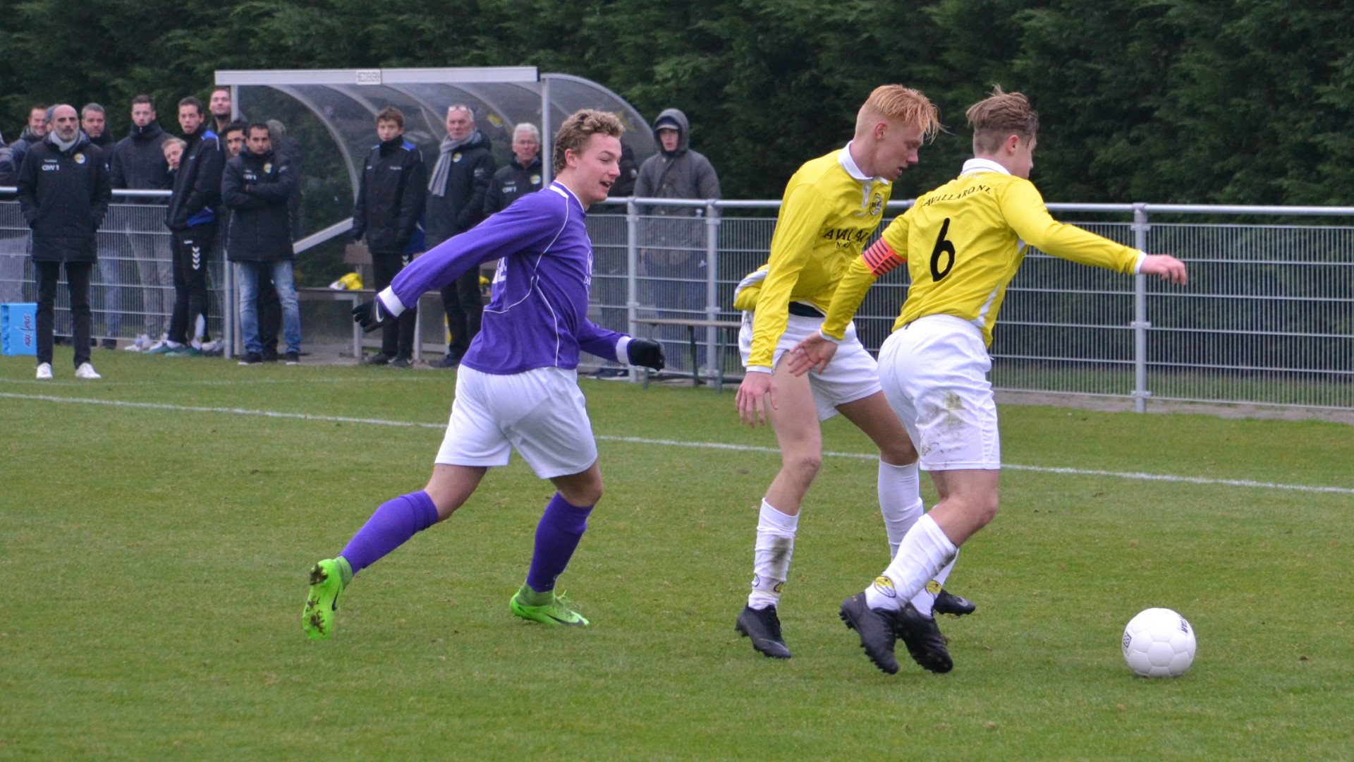 Spaarnwoude-Geel-Wit-Voetbal-in-Haarlem