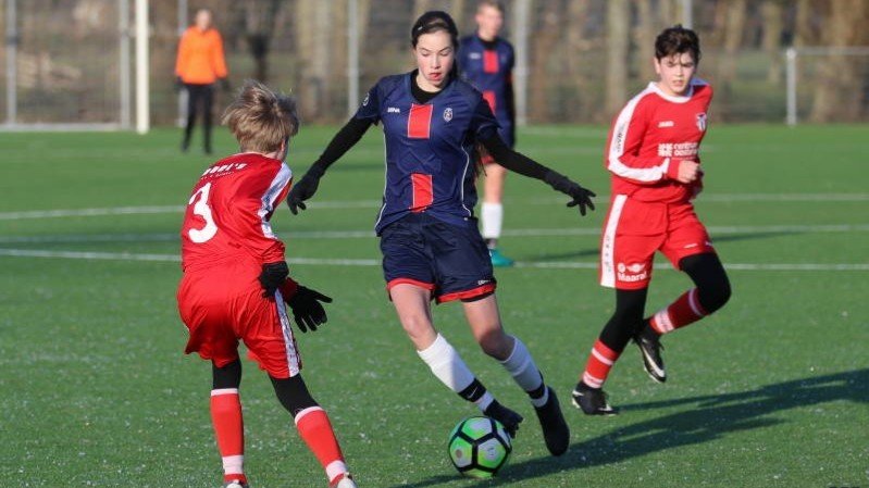 isa-colin-voetbal-in-haarlem-oranje