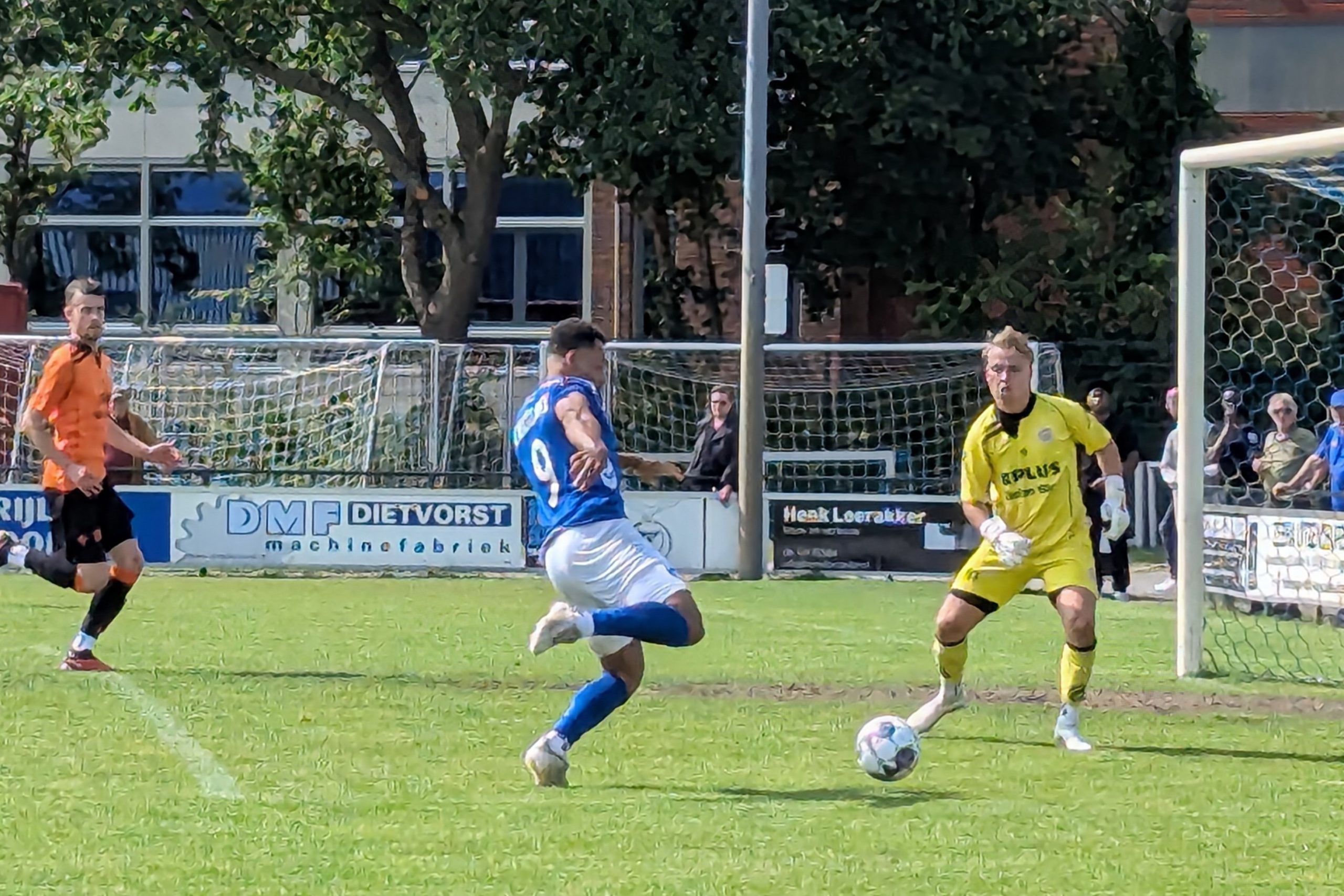 Stormvogels_Ezeoke_Voetbal_in_Haarlem