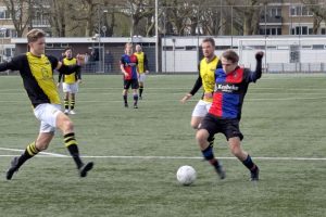 Zwanenburg-Schoten-Voetbal-in-Haarlem