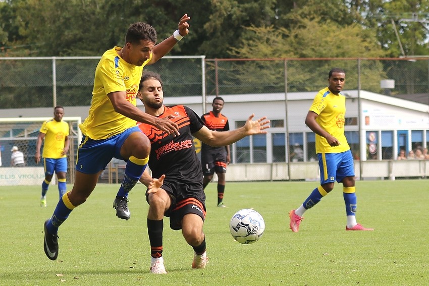 Velsen_Olympia_Haarlem_Voetbal_in_Haarlem